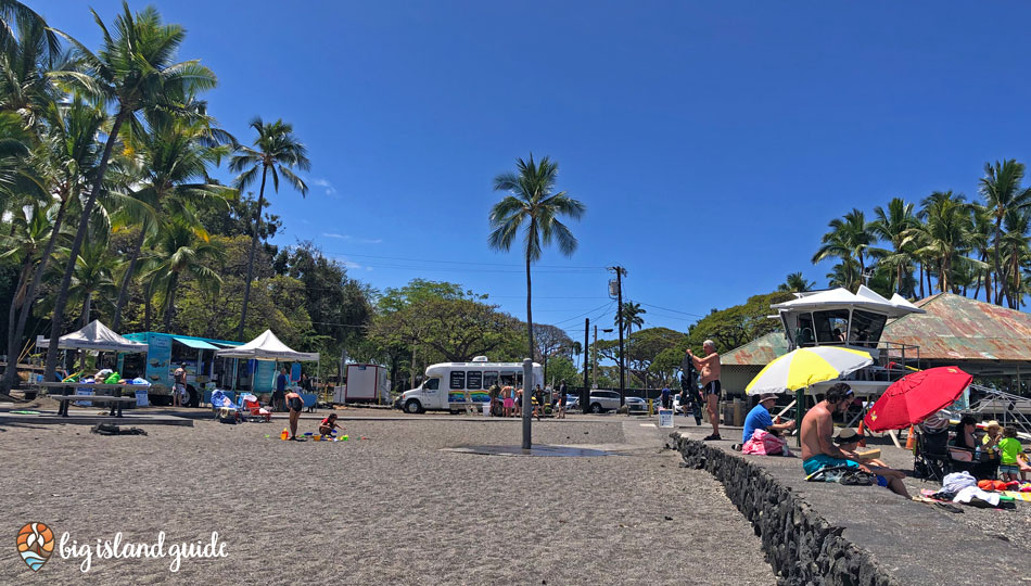 Kahaluu Beach Park showing the salt and pepper sand