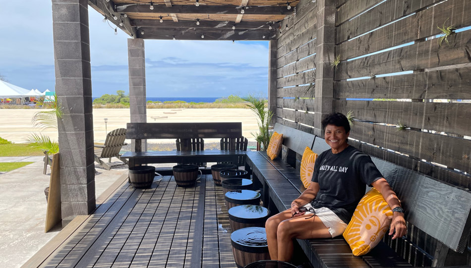 kona salt farm foot soaking cabana with wooden benchess and foot soaking tubs looking over the ocean